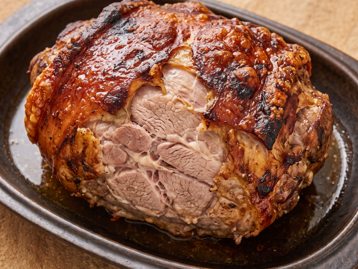 Schweineschulter am Drehspieß