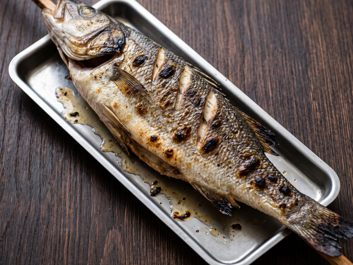 Steckerlfisch aus Wolfsbarsch vom Holzfeuer