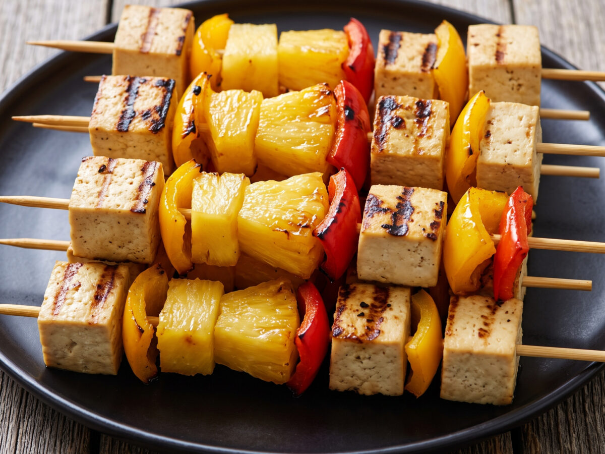 Tofu-Kebabs mit Ananas und Paprika
